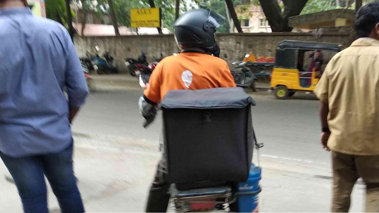 ভারতের কর্ণাটকে ধর্মীয় পরিচয়ের কারণে মুসলিম ডেলিভারি কর্মীর ওপর নৃশংস হামলা