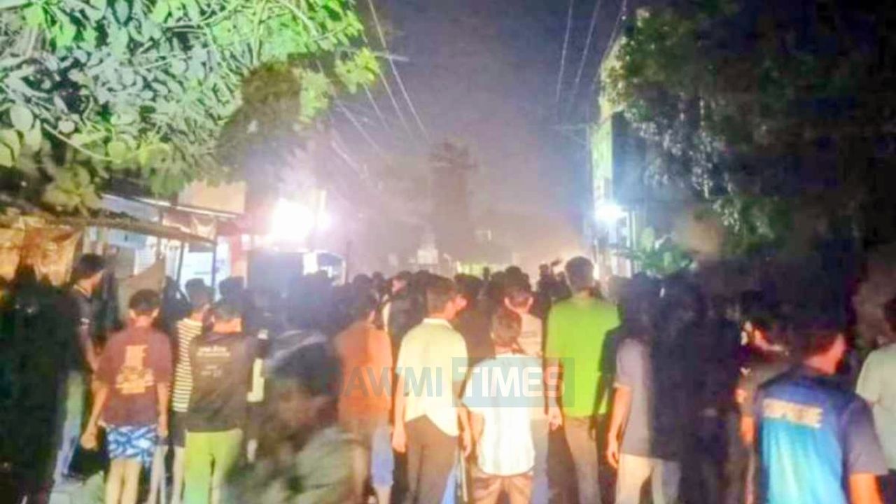 সাভারে বিশ্ববিদ্যালয় শিক্ষার্থীদের সংঘর্ষে উত্তেজনা: তুচ্ছ ঘটনাই ছড়ালো সহিংসতায়