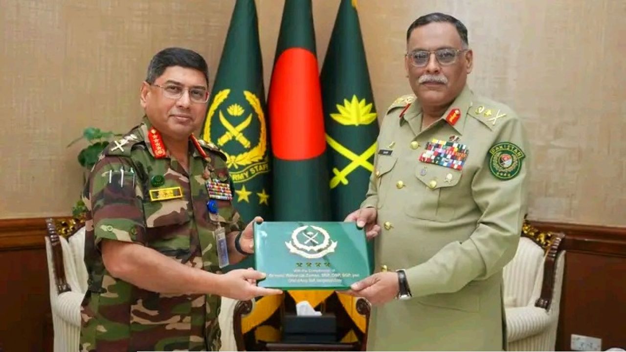 বাংলাদেশ সেনাপ্রধানের সঙ্গে পাকিস্তানের চিফস কমিটির চেয়ারম্যানের সৌজন্য সাক্ষাৎ