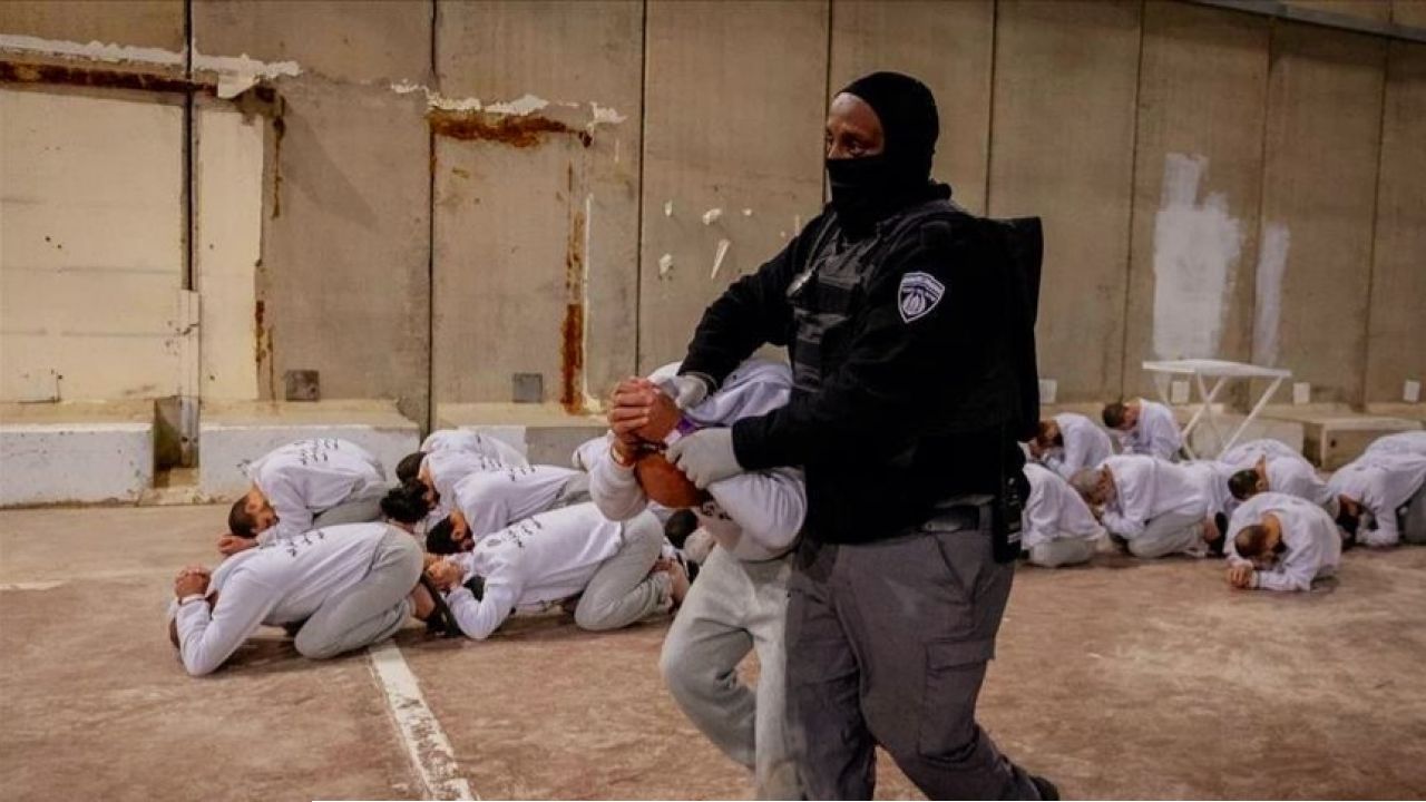 ফিলিস্তিনি বন্দিকে নির্যাতনের ভিডিও ফাঁস: ইসরায়েলের সামরিক প্রসিকিউটরের পদত্যাগ