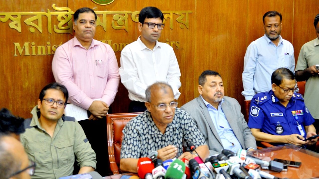 নোংরা ও উসকানিমূলক প্রচারণা প্রতিহত করতে কঠোর ব্যবস্থা: স্বরাষ্ট্র উপদেষ্টা