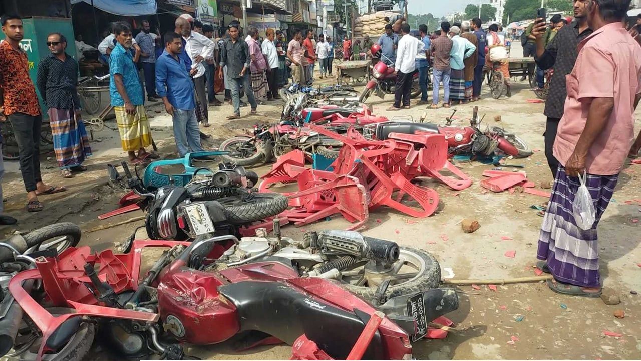 মেহেরপুর-২ মনোনয়ন নিয়ে বিএনপি নেতা-পক্ষের সংঘর্ষ, বাজারে উত্তেজনা