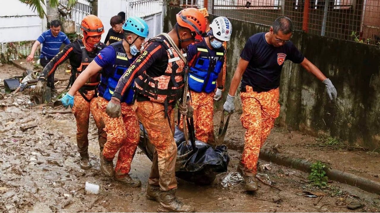 ফিলিপাইনে ঘূর্ণিঝড় কালমেগিতে নিহত ৪০, হাজারো মানুষ নিরাপদ স্থানে সরানো