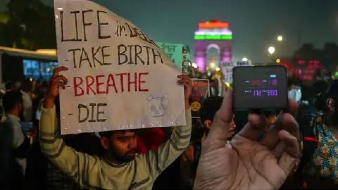 দিল্লিতে শ্বাসরুদ্ধকর দূষণ: ‘আমরা নিঃশ্বাস নিতে চাই’ স্লোগানে ইন্ডিয়া গেটে বিক্ষোভ, আটক ৮০
