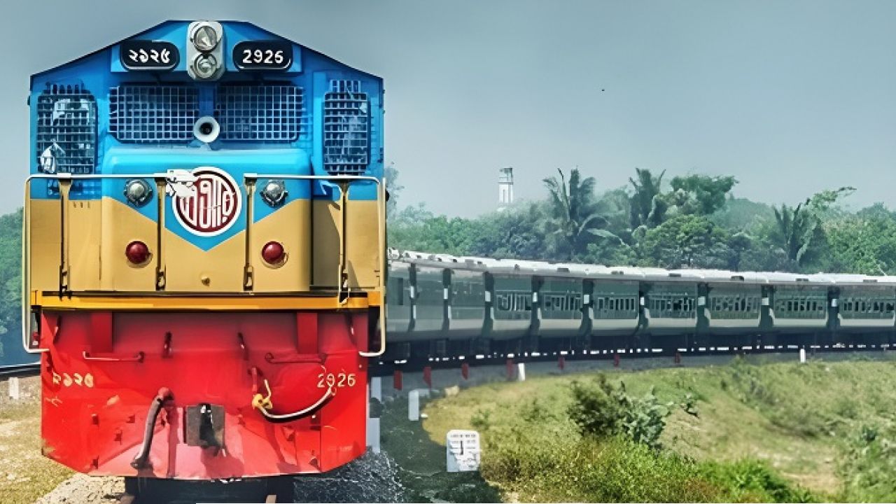 চিত্রা এক্সপ্রেসে পেট্রলবোমা নিক্ষেপ, অল্পের জন্য বড় দুর্ঘটনা এড়াল