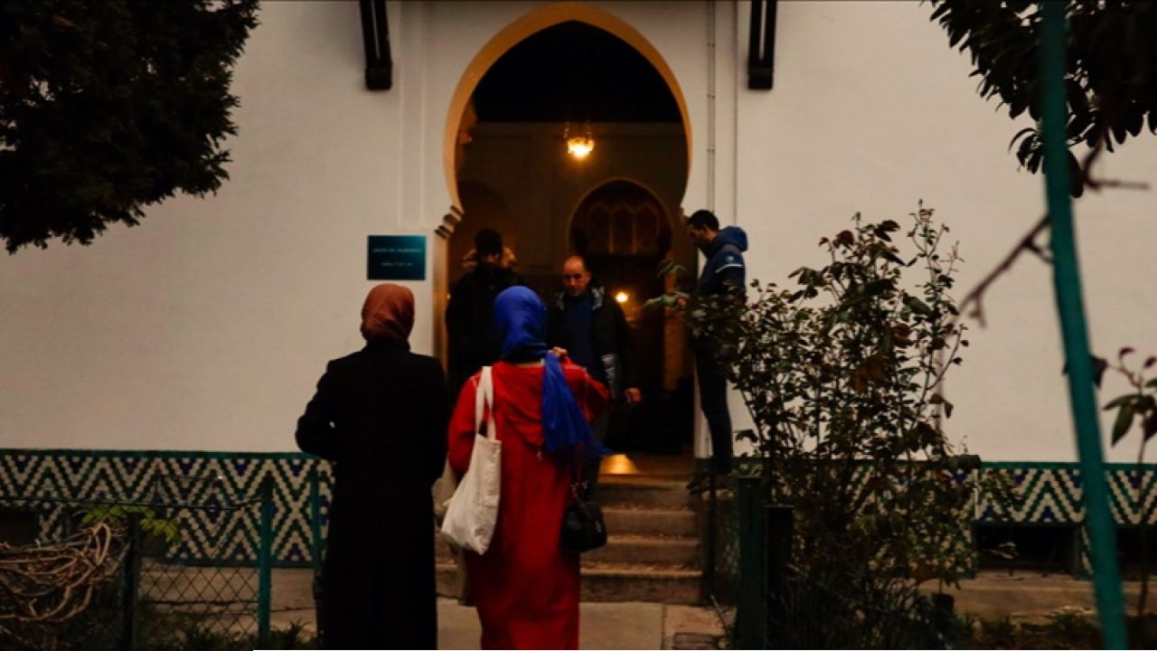 ফ্রান্সে মুসলমানদের নিয়ে বিতর্কিত জরিপের বিরুদ্ধে তিন ইসলামিক সংস্থার আইনি অভিযোগ