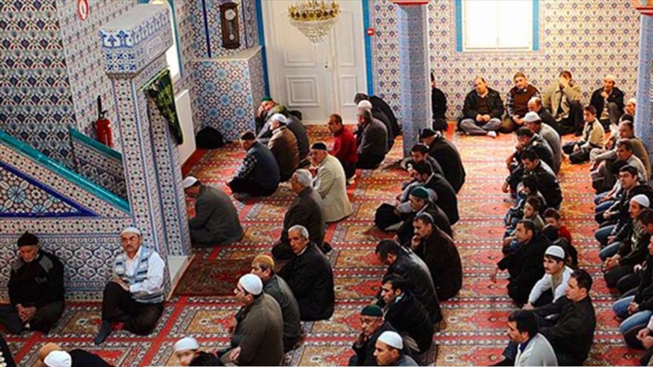 ফ্রান্সে মসজিদ ও তুর্কি অ্যাসোসিয়েশনে বর্ণবাদী হামলা: কোরআন অবমাননা, বুলেট দিয়ে হুমকি