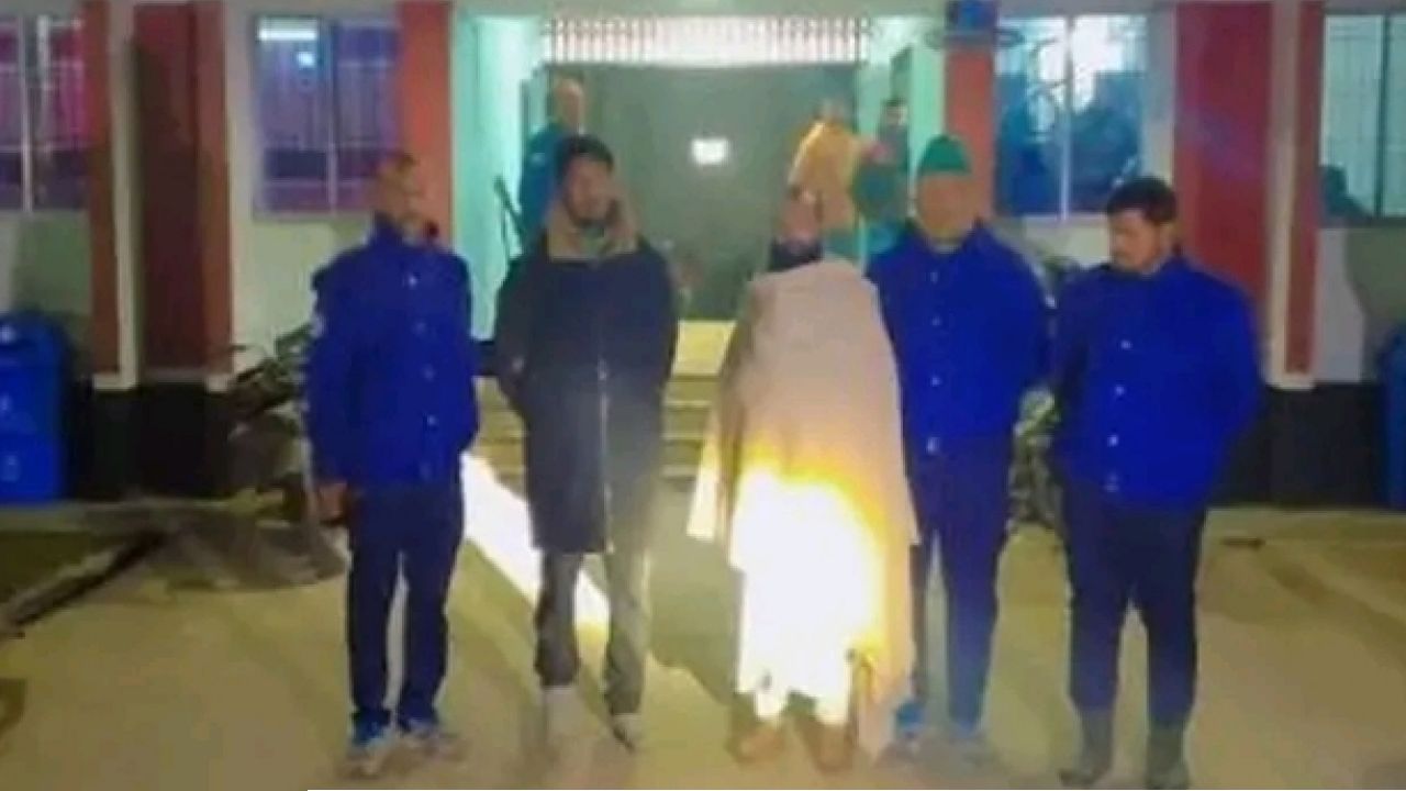 প্রশাসনের পরিচয় দিয়ে বাড়িতে ঢুকে চাঁদাবাজি: এনসিপি নেতাসহ আটক ২