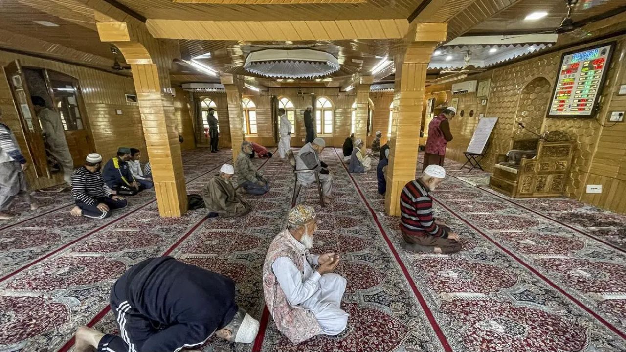 কাশ্মীরে মসজিদ ও মাদ্রাসায় পুলিশের 'প্রোফাইল' তৈরির হিড়িক: চরমে নজরদারি আতঙ্ক