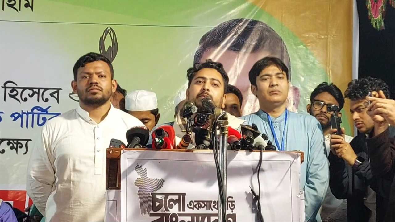 ঢাকা-১১: ১৬ কেন্দ্রের ফলে নাহিদ ইসলামের চমক, ১,৮৩১ ভোটে পিছিয়ে কাইয়ুম