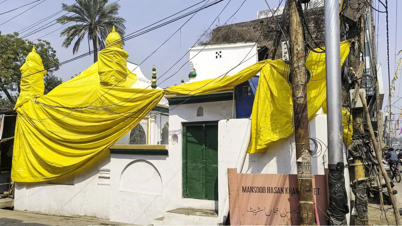 শাহজাহানপুরে ‘জুতা মার হোলি’: ৪৪টি মসজিদ ঢেকে কড়া নিরাপত্তায় শোভাযাত্রা