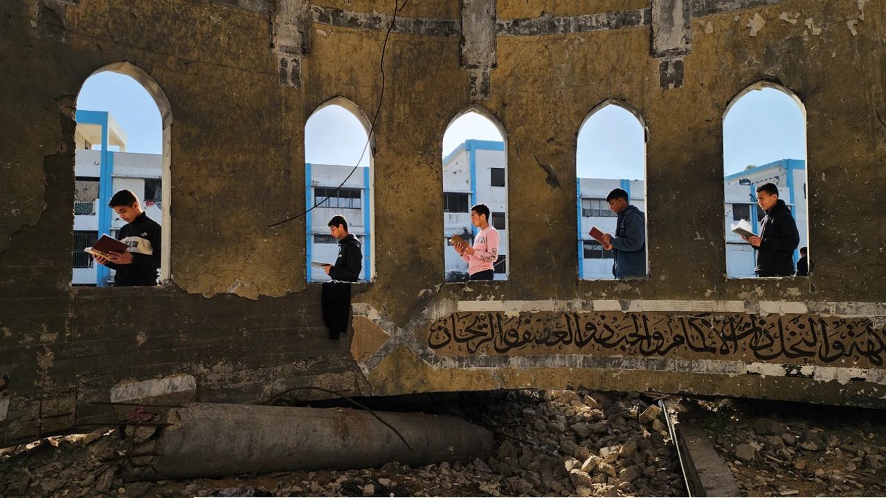 গাজায় মসজিদের ধ্বংসাবশেষে শিশুদের কোরআন পাঠ