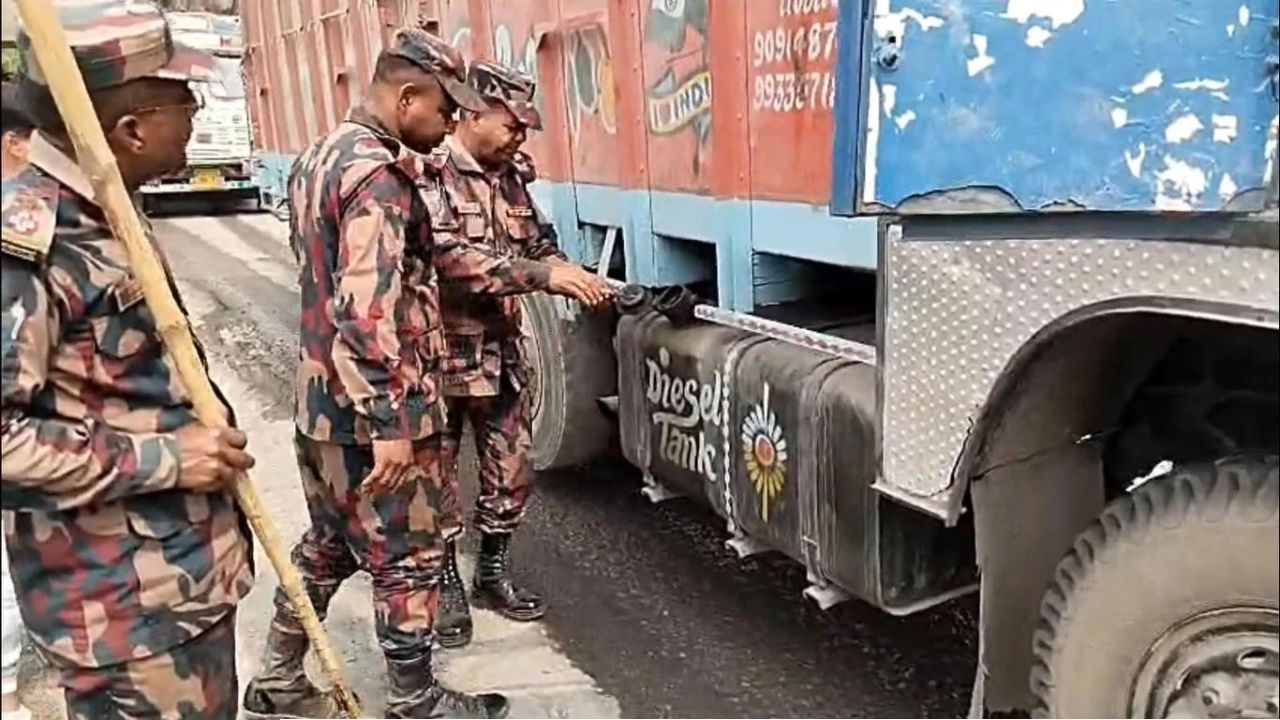 সোনামসজিদ বন্দরে খালি ট্রাকে জ্বালানি তেল মাপছে বিজিবি, পাচার ঠেকাতে বিশেষ নজরদারি