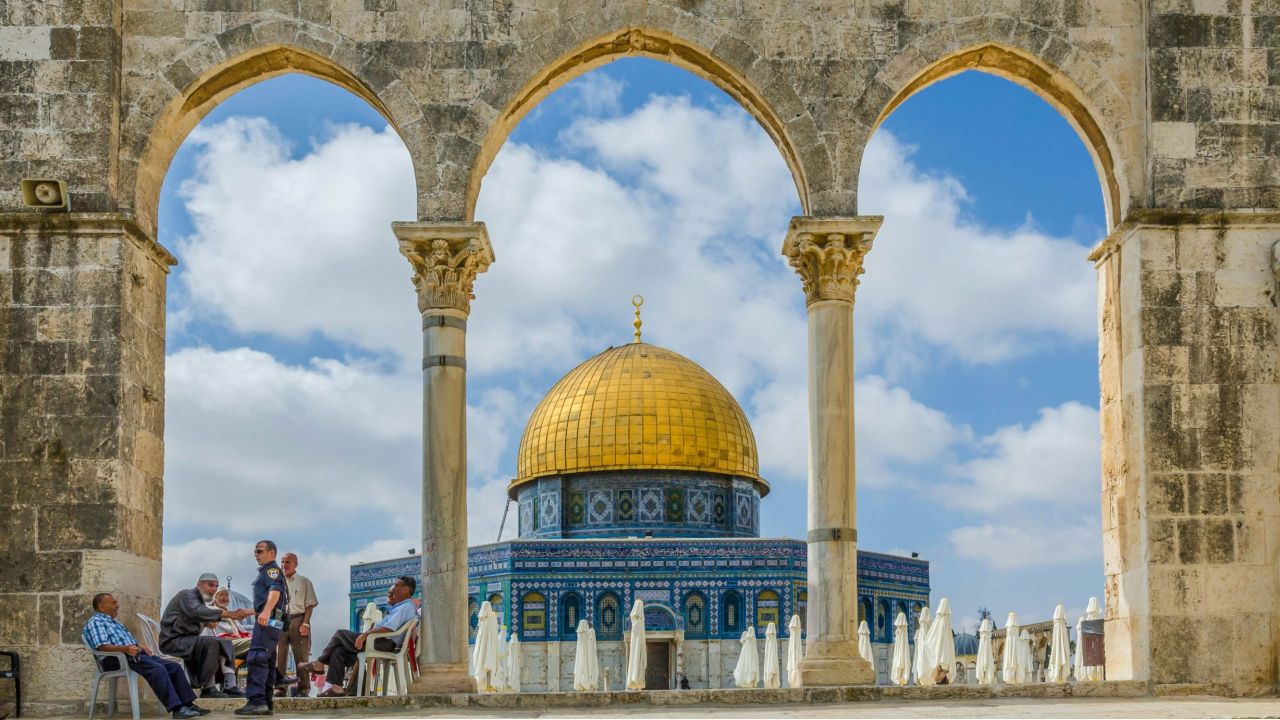 আল-আকসা মসজিদে জুমার নামাজে ফিলিস্তিনিদের প্রবেশে নিষেধাজ্ঞা ইসরাইলের