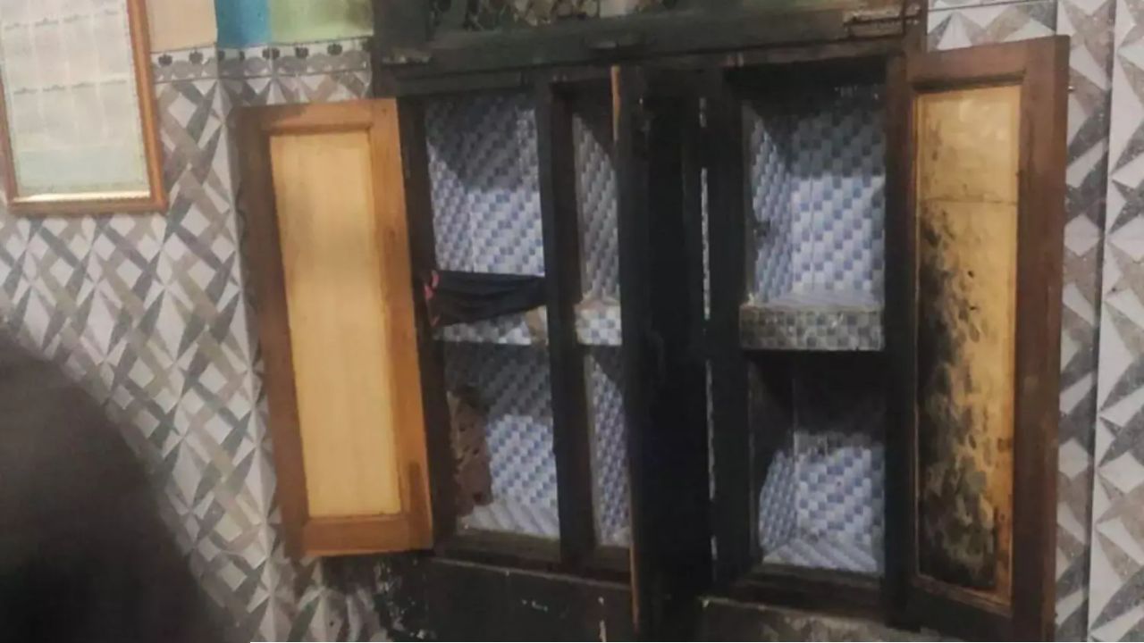 পবিত্র রমজানে মসজিদে অগ্নিসংযোগ: ইতিকাফে থাকা মুসল্লিরা অল্পের জন্য রক্ষা