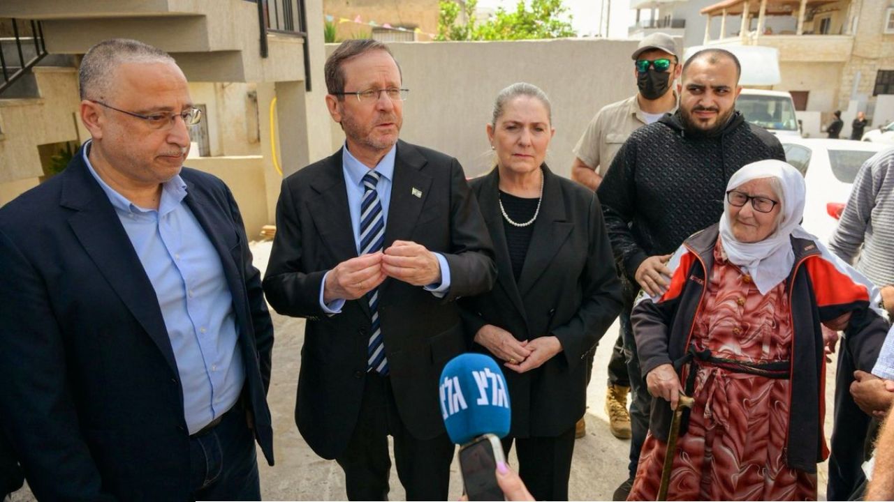 ইরানি ক্ষেপণাস্ত্রের আতঙ্কে সংবাদ সম্মেলন ফেলে পালালেন ইসরায়েলি প্রেসিডেন্ট