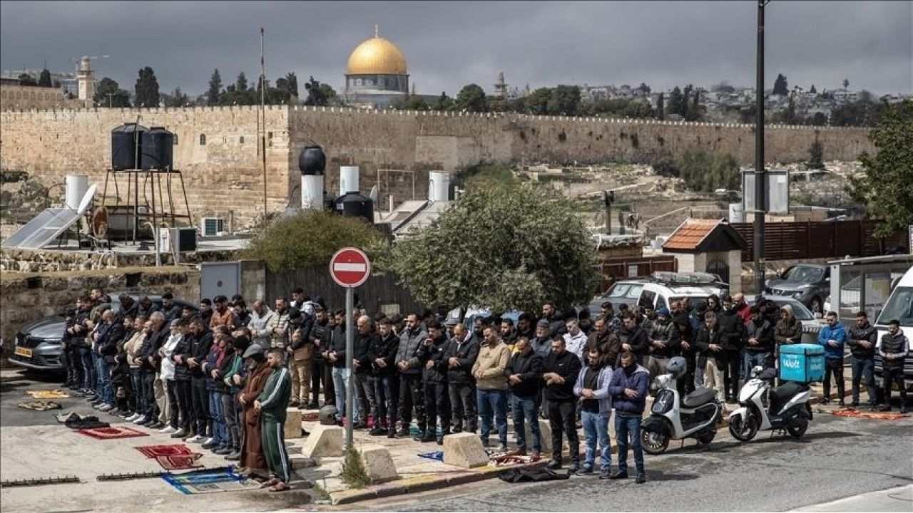 চতুর্থ সপ্তাহের মতো অবরুদ্ধ আল-আকসা: জুমার নামাজ আদায়ে ইসরাইলি নিষেধাজ্ঞা