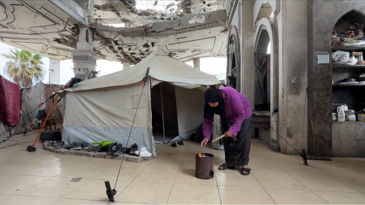 গাজায় ধ্বংসস্তূপ মসজিদে আশ্রয় নেওয়া ফিলিস্তিনি পরিবারের জীবনযুদ্ধ