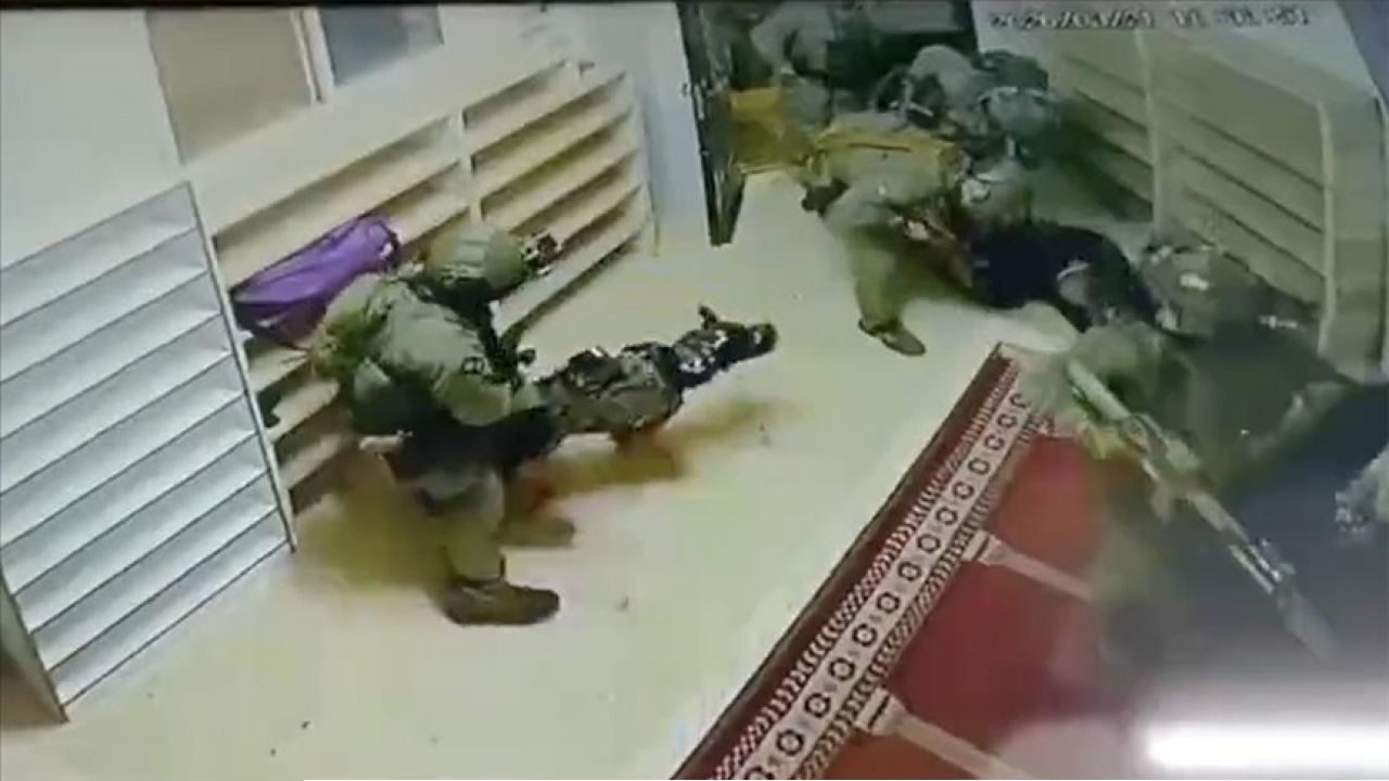 মসজিদে হানা দিয়ে নিরপরাধ ফিলিস্তিনির ওপর ইসরায়েলি বাহিনীর কুকুর লেলিয়ে আক্রমণ