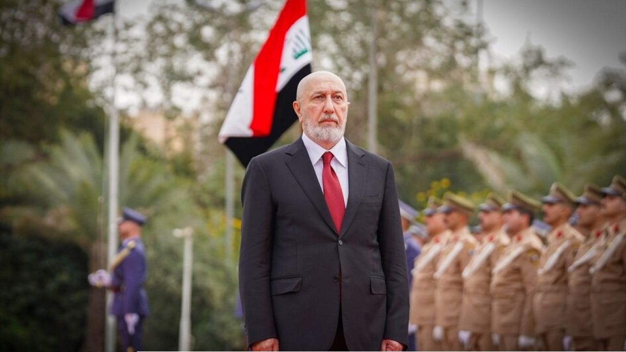 ইরাকের নতুন প্রেসিডেন্ট হিসেবে আনুষ্ঠানিকভাবে দায়িত্ব নিলেন নিজার আমেদি