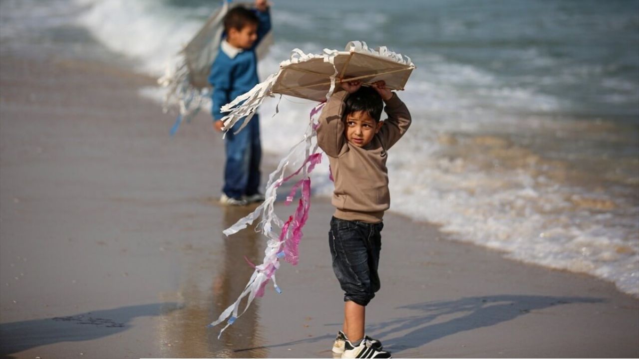 গাজায় এতিম শিশুদের কান্নাস্নাত আকাশ: ঘুড়িতে উড়ল হারানো শৈশব আর আগামীর স্বপ্ন