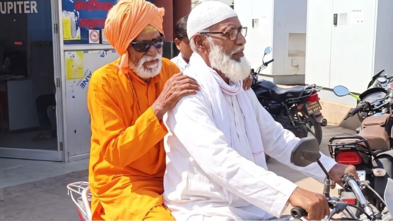 উত্তরপ্রদেশে মুমূর্ষু হিন্দু বৃদ্ধকে কোলে তুলে হাসপাতালে নিলেন মুসলিম বন্ধু