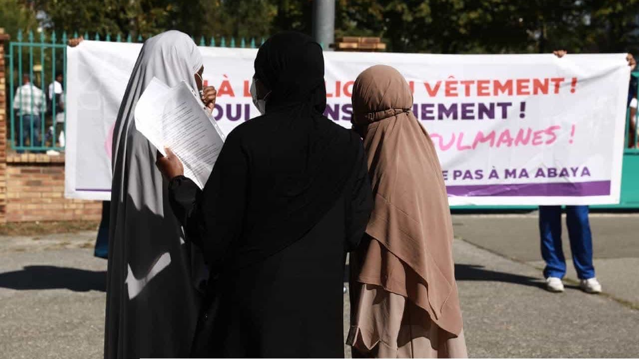 ফ্রান্সে ফের হিজাব বিতর্ক: মুসলিম কর্মীদের গণছাঁটাইয়ের অভিযোগ ফরাসি কোম্পানির বিরুদ্ধে