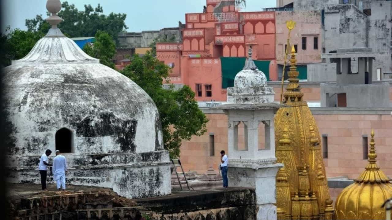 জ্ঞানবাপী মসজিদের দেয়ালে গেরুয়া রঙের আল্পনা; মুসলিম সমাজের তীব্র প্রতিবাদ