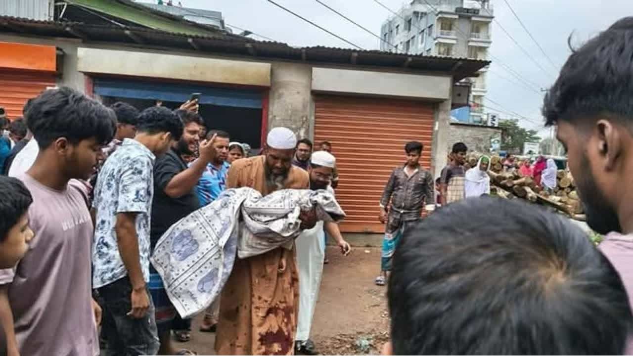 বাবার মোটরসাইকেল থেকে ছিটকে পড়ে প্রাণ গেল ৭ বছরের শিশুর: কুমিল্লায় শোকের ছায়া