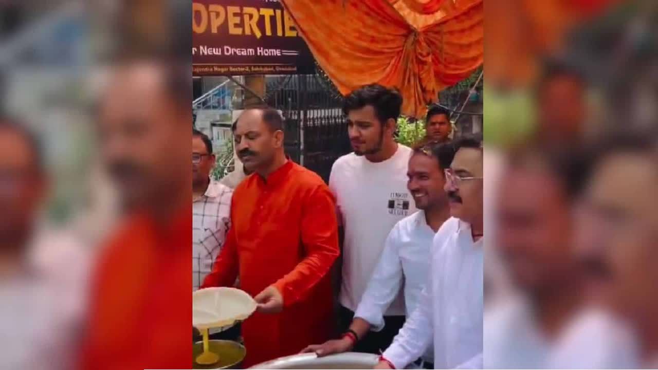 মুসলমানদের খাবার দেব না বলে ক্ষুধার্ত ব্যক্তির থালা কেড়ে নিলেন হিন্দু রক্ষা দলের প্রধান