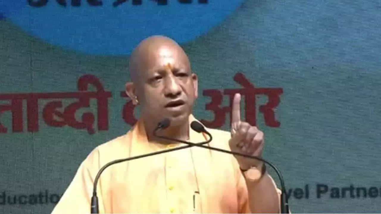 পছন্দমতো না চললে অন্য পদ্ধতি নেওয়া হবে: রাস্তায় নামাজ আদায় নিয়ে যোগীর হুঁশিয়ারি