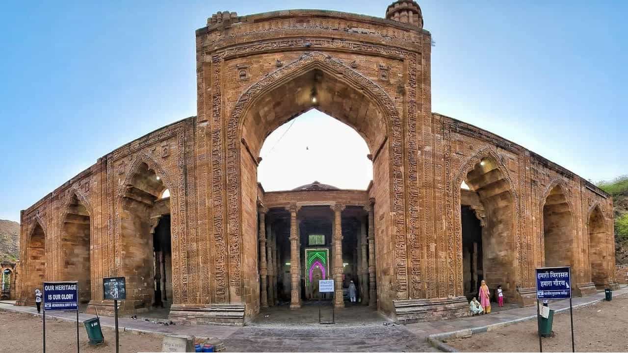 আজমিরের ঐতিহাসিক আড়াই দিন কা ঝোঁপড়া মসজিদে হনুমান চালিসা পাঠের অনুমতি দাবি হিন্দুত্ববাদী সংগঠনের