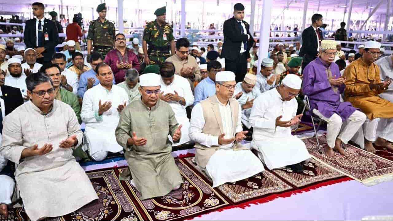 জাতীয় ঈদগাহে রাষ্ট্রপতি ও প্রধানমন্ত্রীর ঈদুল আযহার নামাজ আদায়: মুসলিম উম্মাহর কল্যাণ কামনায় বিশেষ মোনাজাত