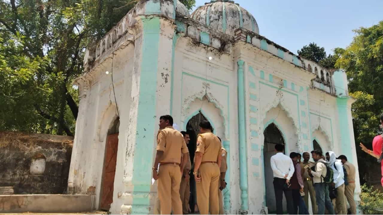 কাসমান্ডি মসজিদে ঈদুল আজহার নামাজ নিষিদ্ধ: উগ্র হিন্দুত্ববাদী গোষ্ঠীর দাবির মুখে কড়া পুলিশি পাহারা