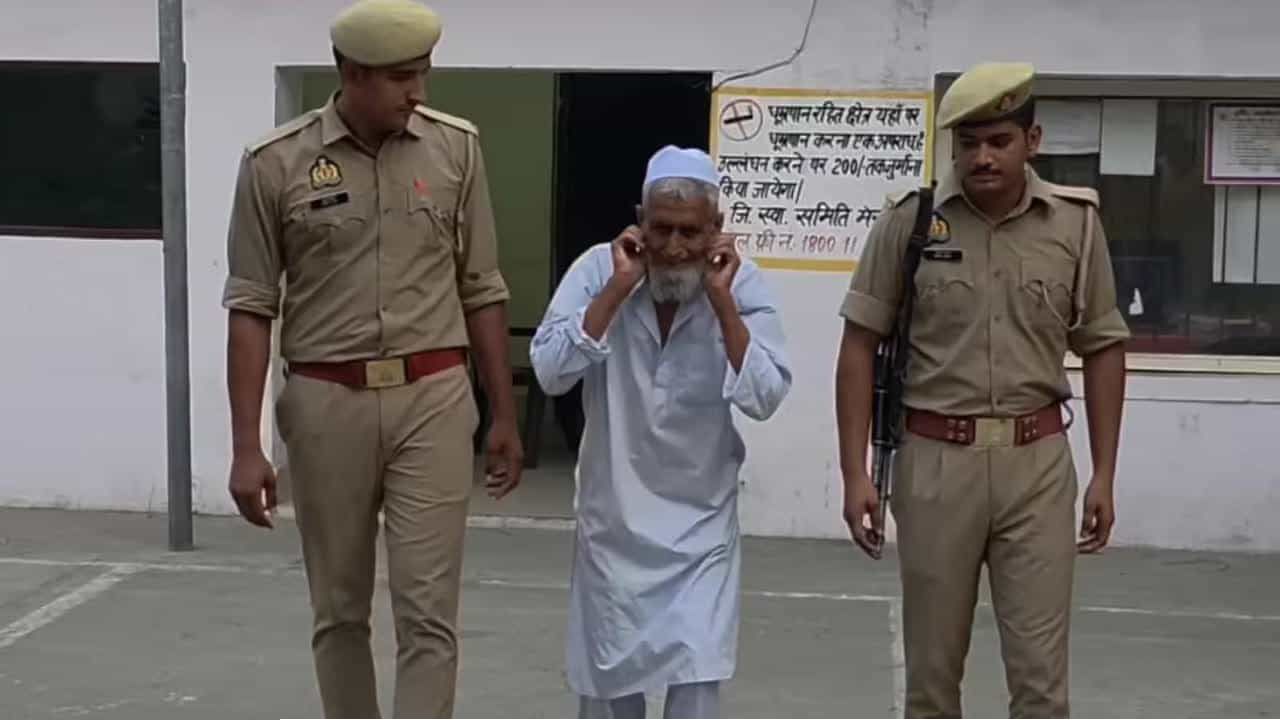 যোগী-মোদীকে ‘গুন্ডা’ বলায় মুসলিম বৃদ্ধকে গ্রেপ্তার ও থানায় পুলিশের অমানবিক আচরণ