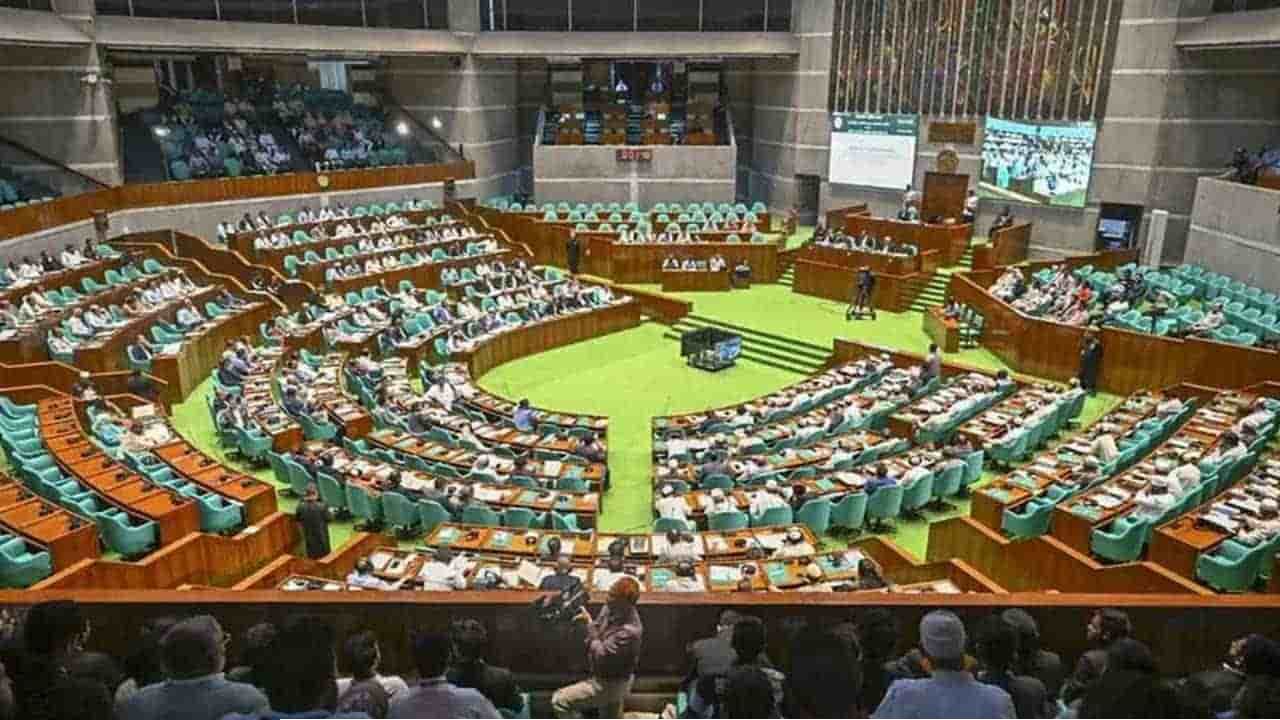 সংসদে নারী সদস্যদের পোশাক নিয়ে সরকারি দলের এমপির আপত্তিকর মন্তব্য, তীব্র ক্ষোভ ও বক্তব্য এক্সপাঞ্জ