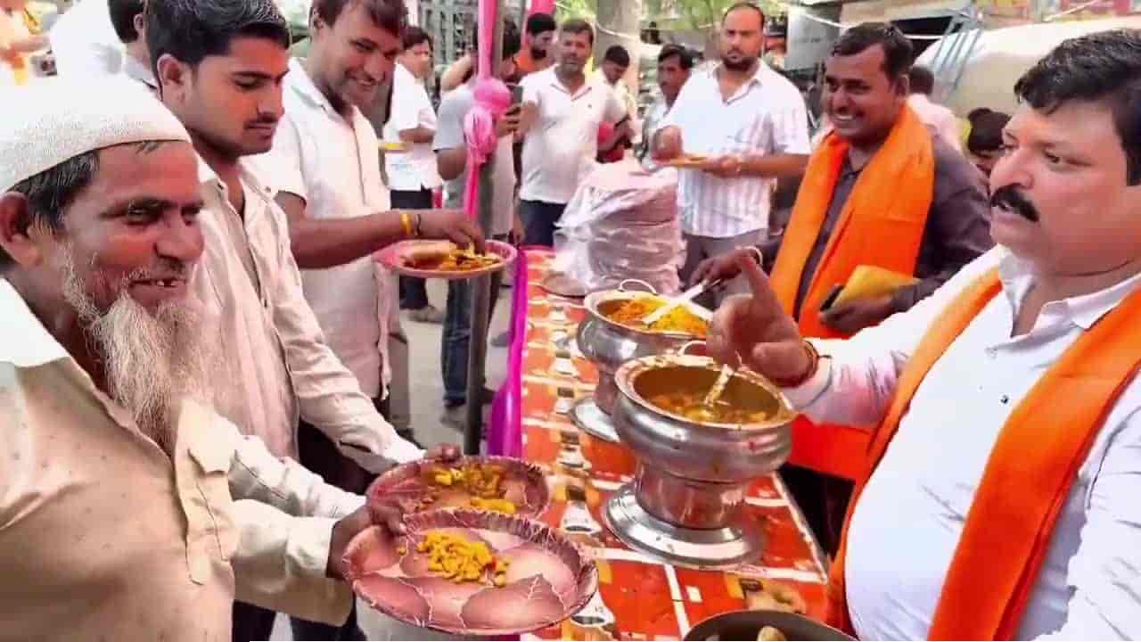 ভারতে মুসলিম বৃদ্ধকে জোরপূর্বক হিন্দুত্ববাদী স্লোগান দেওয়ালো বিজেপি কর্মী