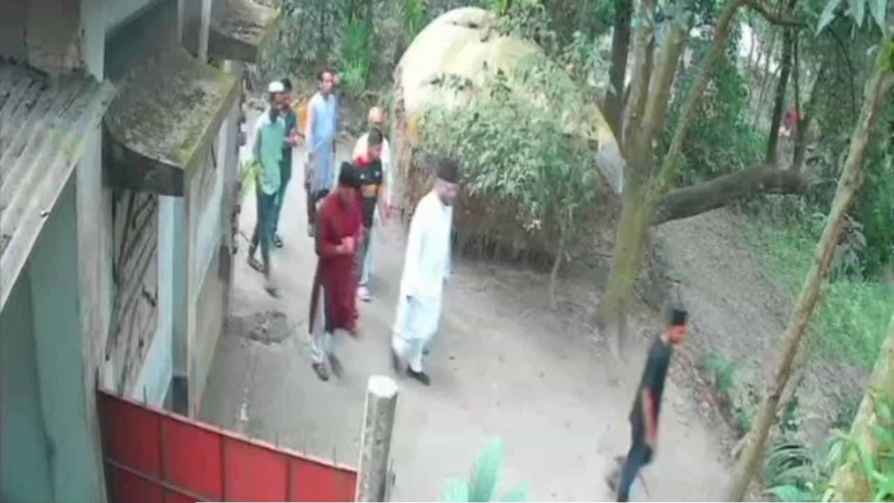 রংপুরে কাদিয়ানী আগ্রাসন: ‘ধর্মে আয়, নইলে ভিটা ছাড়’ হুমকির মুখে মুসলিম পরিবার, ৭ বছর ধরে নির্যাতন