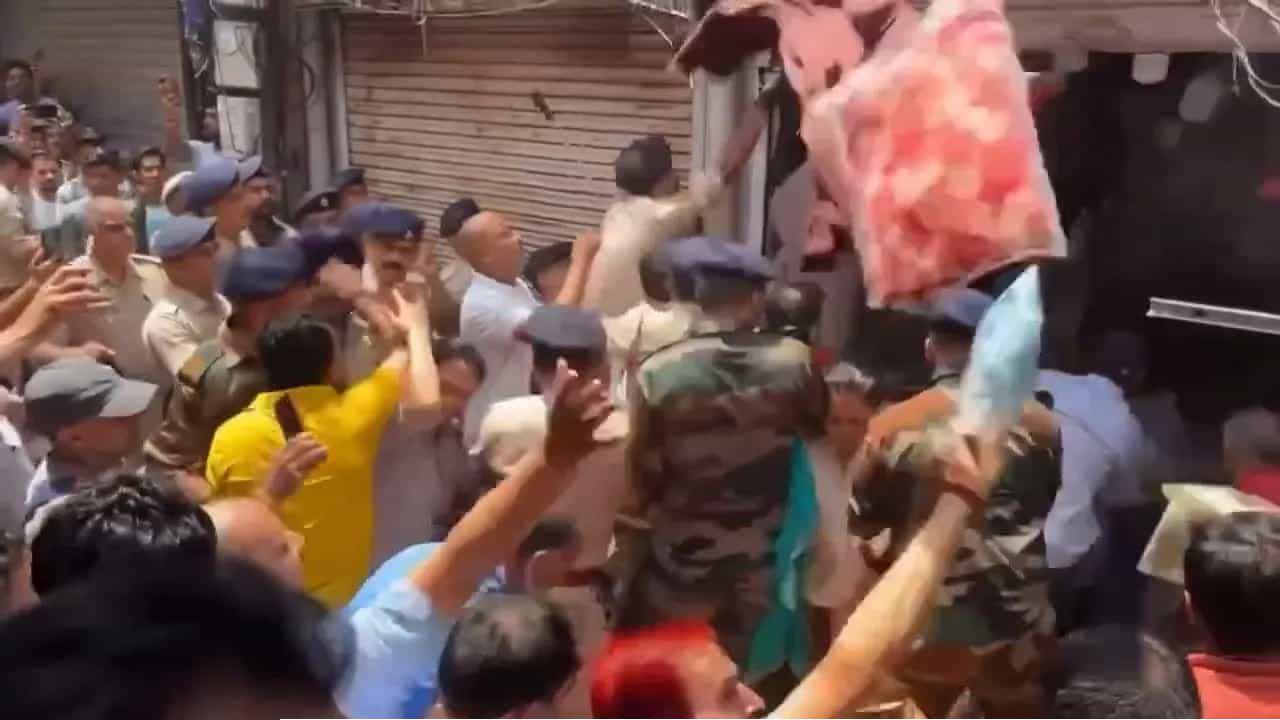ভারতের উত্তরপ্রদেশে মুসলিম ব্যবসায়ীর রেস্তোরাঁ বন্ধের হুমকি উগ্র হিন্দুত্ববাদীদের, নিরাপত্তাহীনতায় সংখ্যালঘু সমাজ