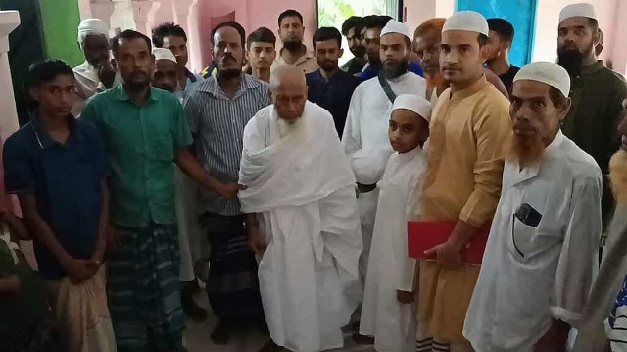 এক মসজিদে ৫৬ বছরের সেবা: সম্মান ও ভালোবাসায় ইমাম হাফেজ আব্দুল কদ্দুসকে ওমরাহে পাঠালেন গ্রামবাসী