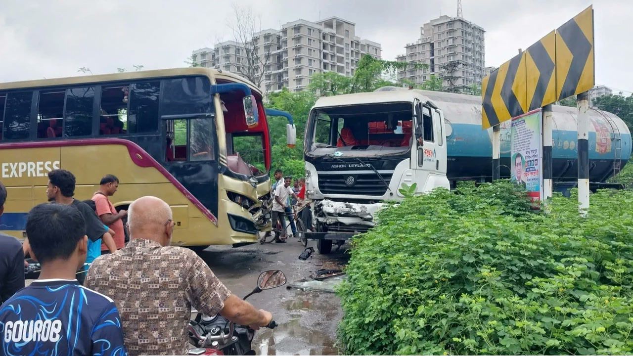 ঈশ্বরদীতে এলপিজি ট্যাঙ্কার ও বাসের মুখোমুখি সংঘর্ষ: ১৫ যাত্রী আহত, গুরুতর ১