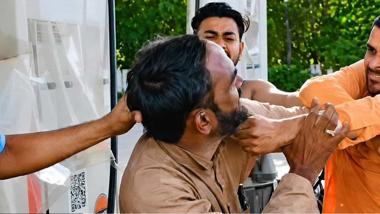 ভারতে তেল কারচুপির প্রতিবাদ করায় মাদ্রাসা শিক্ষককে বেধড়ক মারধর ও দাড়ি ধরে টানাটানি