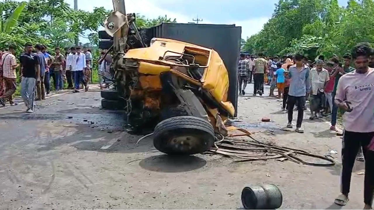গোপালগঞ্জে বাস-ট্রাক মুখোমুখি সংঘর্ষে নারীসহ ৩ জন নিহত, আহত অন্তত ২০
