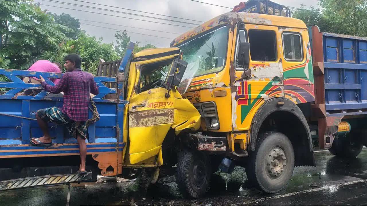 রাজবাড়ীতে বিকল ট্রাকের চাকা মেরামতকালে পেছনের ধাক্কায় ড্রাইভার নিহত