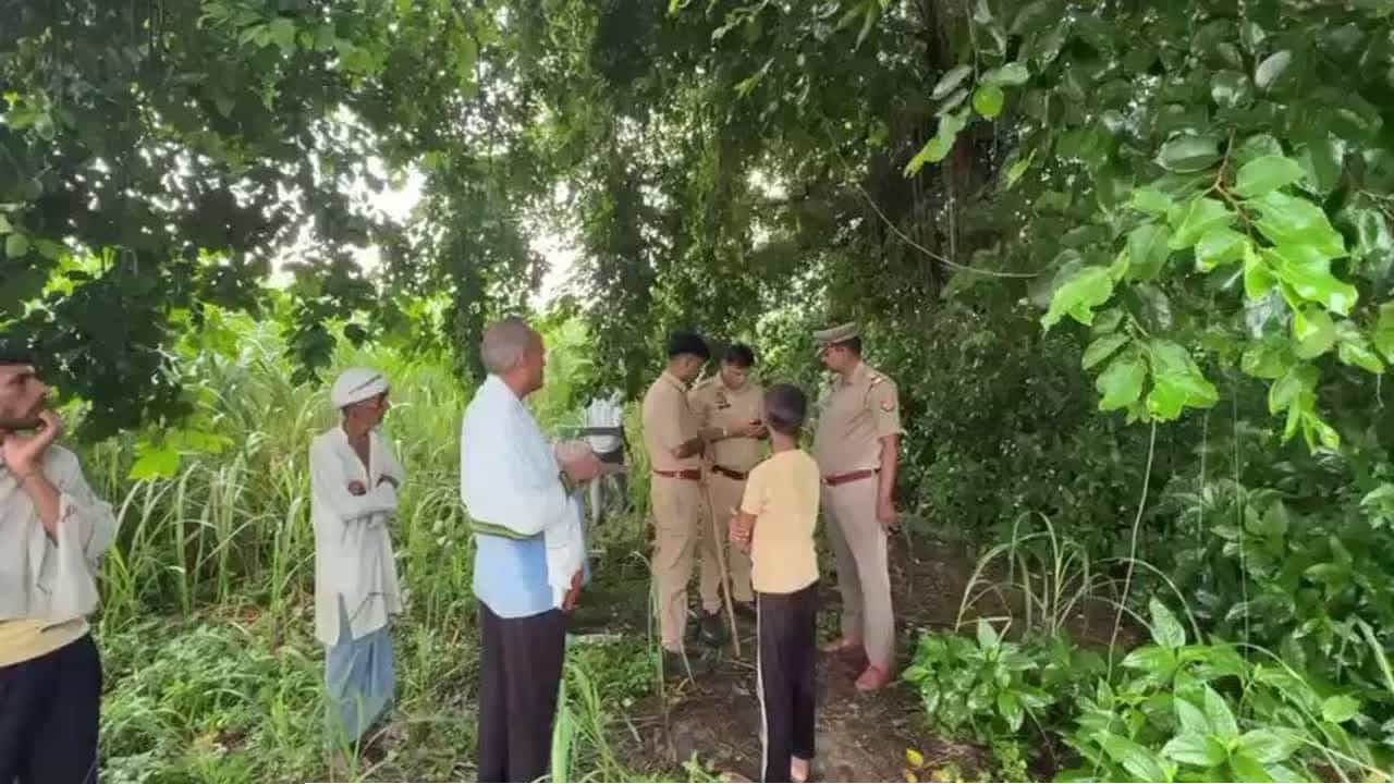 ভারতে মুসলিম কিশোরীর ঝুলন্ত লাশ উদ্ধার: অবহেলার অভিযোগে পুলিশের ইনচার্জ বরখাস্ত