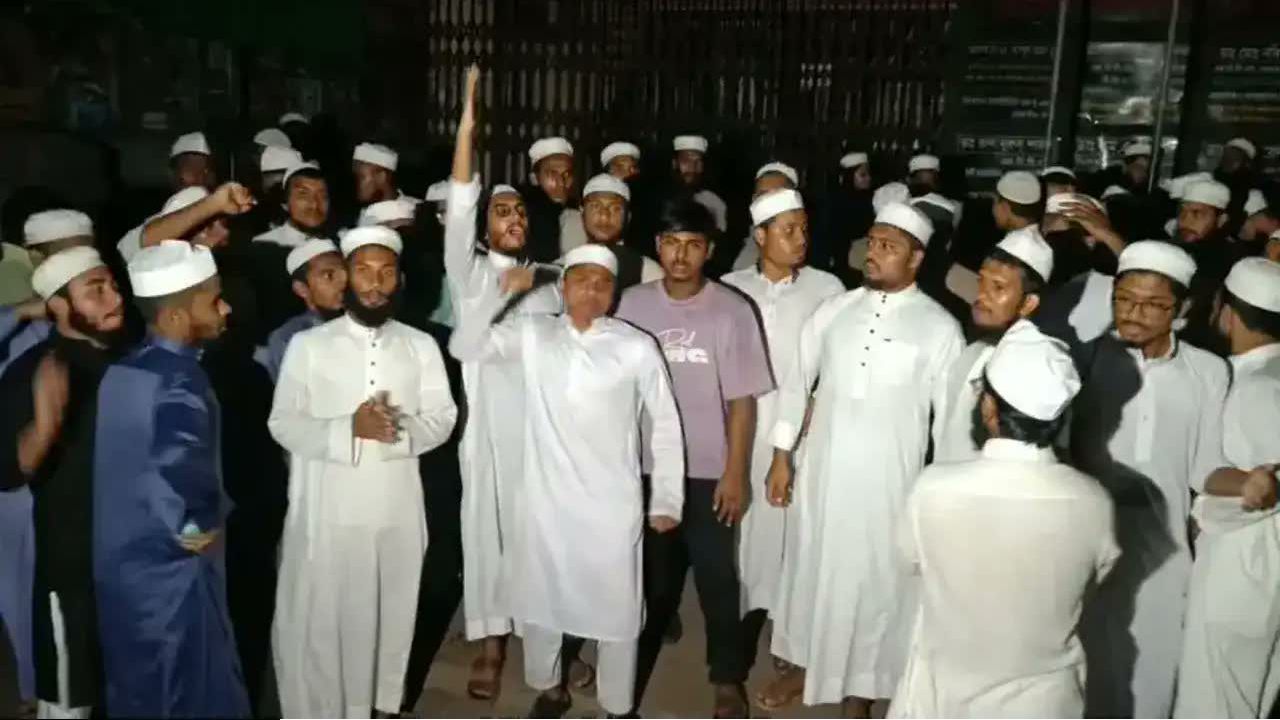 পরীক্ষার আগের রাতে পুলিশ লাইন্সে উচ্চশব্দে গান-বাজনা; প্রতিবাদ করায় মাদরাসাছাত্রদের ওপর লাঠিচার্জে আহত ৩০