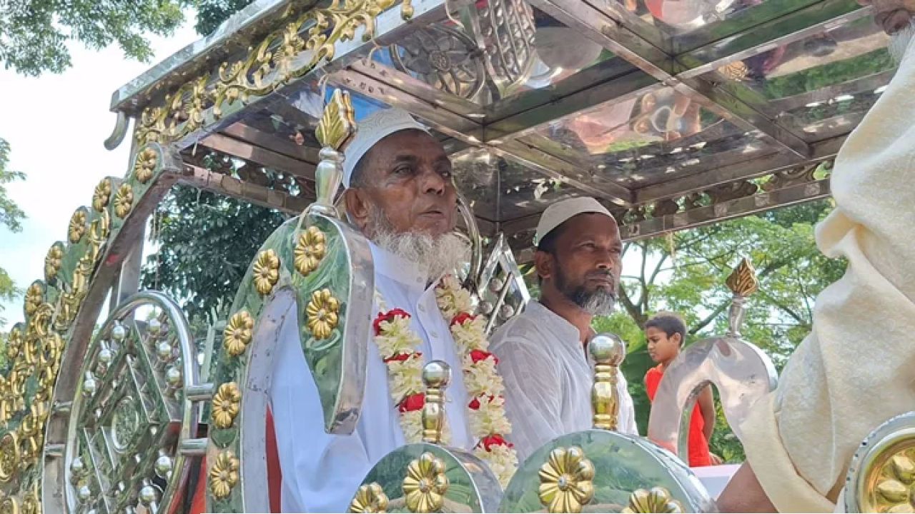 শরীয়তপুরে ২৫ বছরের ভালোবাসার রাজকীয় স্বীকৃতি: ঘোড়ার গাড়িতে ইমামকে বিদায়