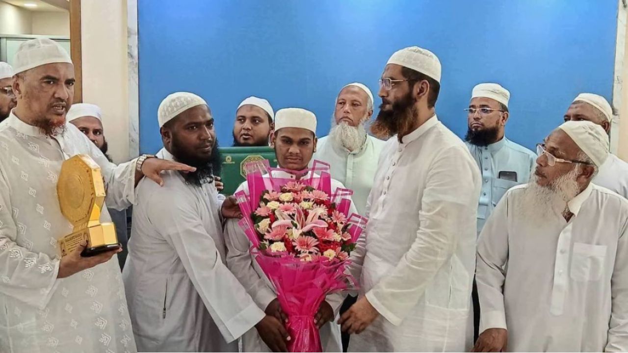 বিশ্বমঞ্চে বাংলাদেশি হাফেজদের গৌরবময় অর্জন: রাষ্ট্রীয় স্বীকৃতি ও সংবর্ধনার দাবি আল্লামা মামুনুল হকের