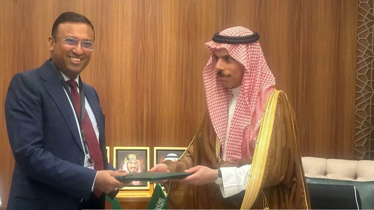 জেদ্দায় সৌদি পররাষ্ট্রমন্ত্রীর সঙ্গে বাংলাদেশের পররাষ্ট্র প্রতিমন্ত্রী হুমায়ুন কবিরের বৈঠক