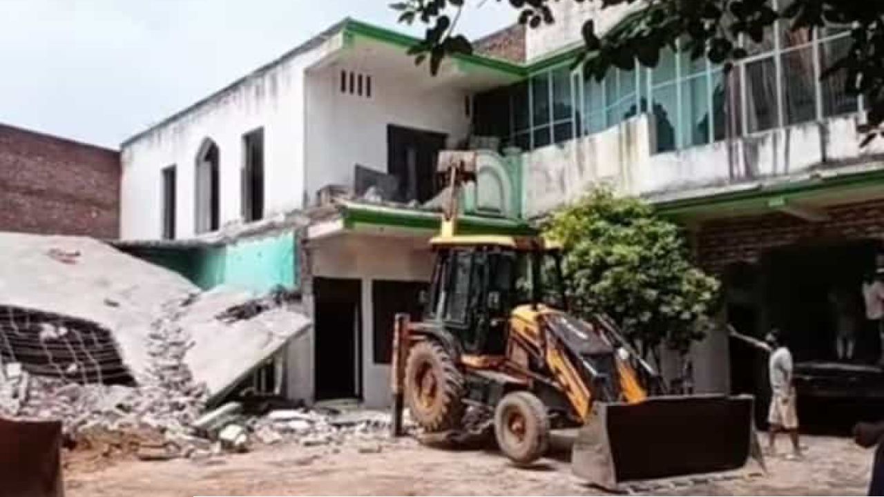 ভারতে সরকারি জমির অযুহাতে ৪ দিন ধরে মাদ্রাসায় বুলডোজার অভিযান, শংকায় শত শত শিক্ষার্থী